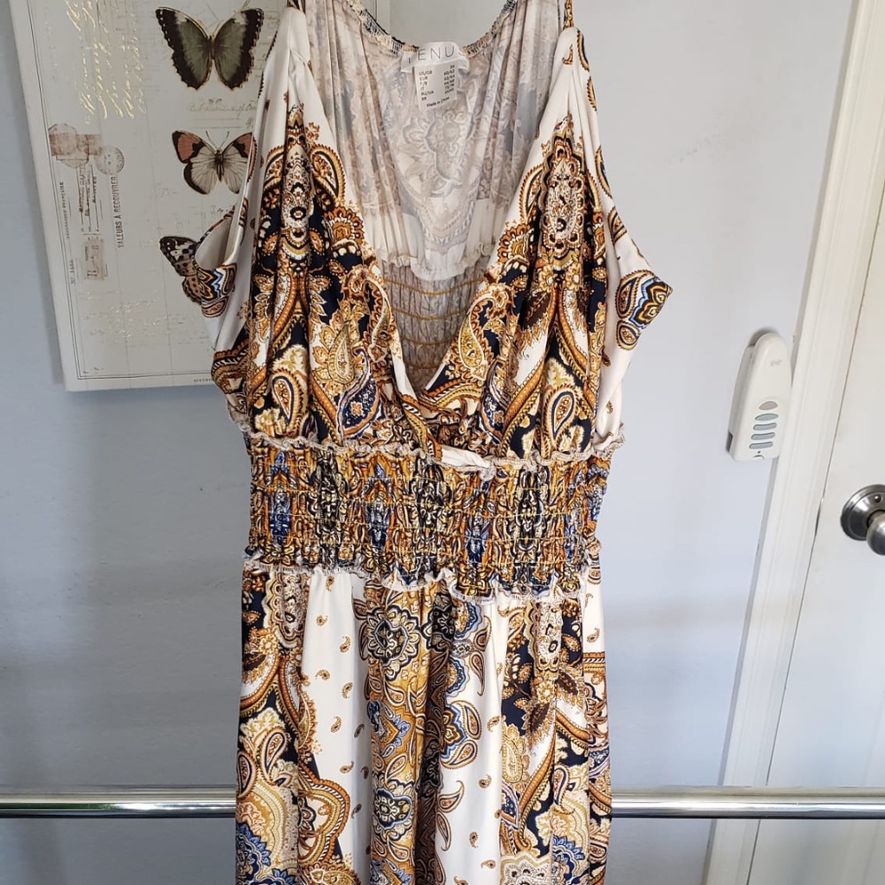 Venus - Cute dress!